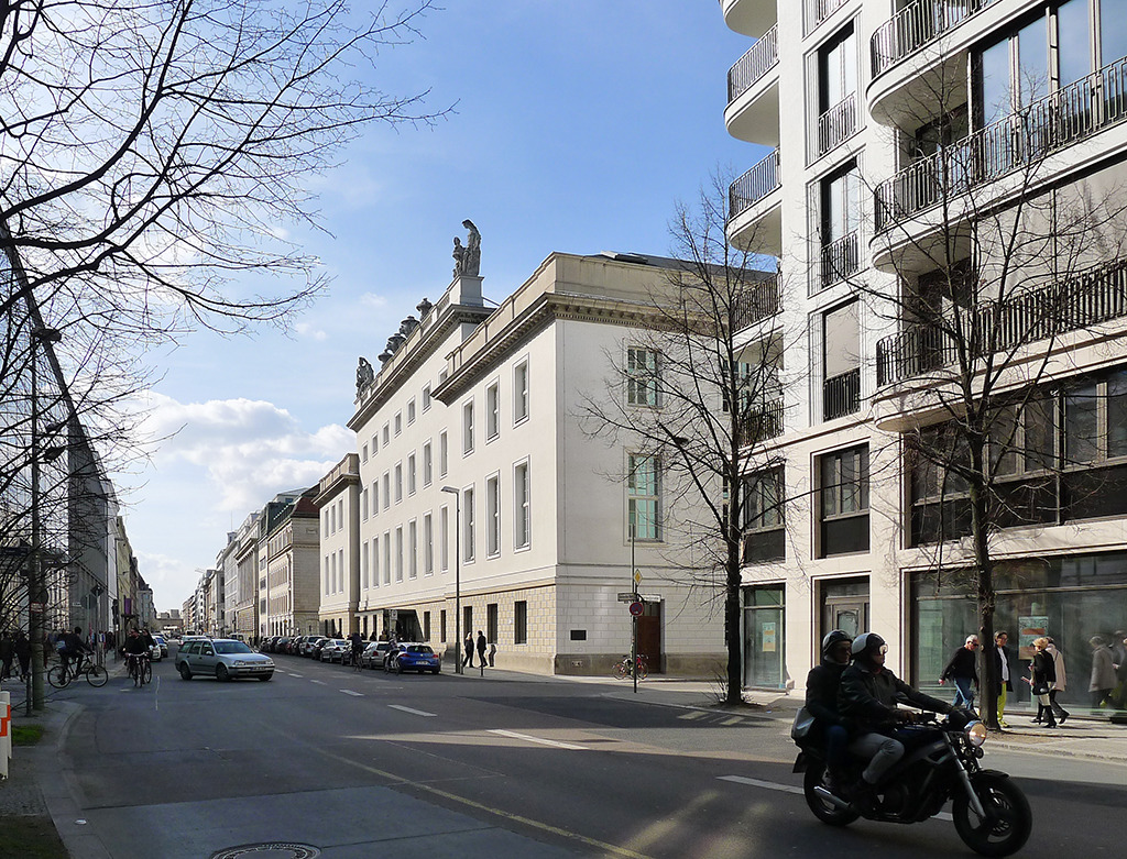 Französische Straße 33d: Das ehemalige Magazin der Staatsoper tritt nicht als Solität in Erscheinung (Bild: Ursula Baus)