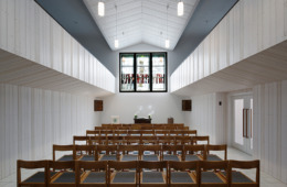 Ein jetzt gerichteter, kleiner Kirchenraum – kleiner, kompakter als vorher (Bild: Sven Paustian)
