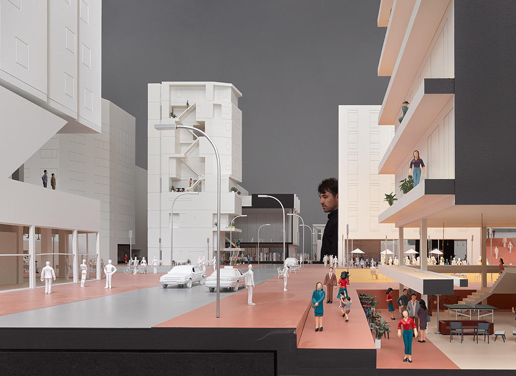 Blick in die fiktive Stadtinszenierung, Hauptraum des Vitra Design Museums (Bild: Hannes Henz)