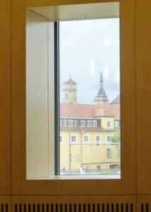 Blick zur Innenstadt; in der Laibungstiefe sind Fassadenhülle und Technik der Einbauschale verborgen. (Bild: Ursula Baus)