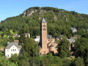 Vor eindrucksvoller Bergformation: Gerolstein mit der Erlöserkirche (Bild: wikipedia, A. Buchholz)