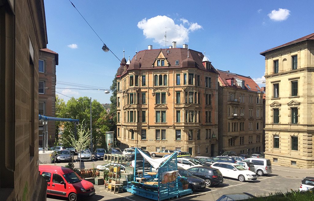 Auf dem Schützenplatz in Stuttgart wird geparkt – und nun wird ein kleiner Teil davon als "Parlet" dafür genutzt, dass sich Aufenthaltsqualität entwicken kann. (Bild: Wilfried Dechau)