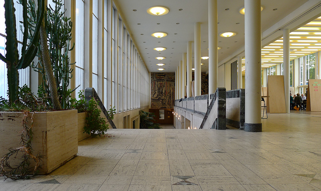 Foyer und Ausstellungsfläche in der ehemaligen französischen Botschaft in Saarbrücken, gebaut von Henri Pingusson (Bild: Ursula Baus, 2014)