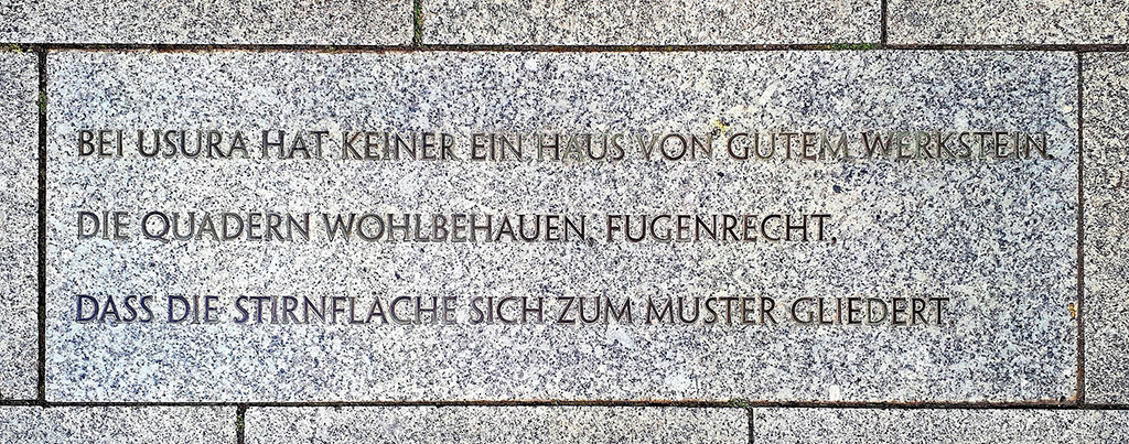 Schriftprägung am Walter Benjamin Platz in Berlin, Architekt ist Hans Kollhoff (Bild: Fridolin Freudenfett 4. Juni 2019 / Wikimedia Creative Commons)