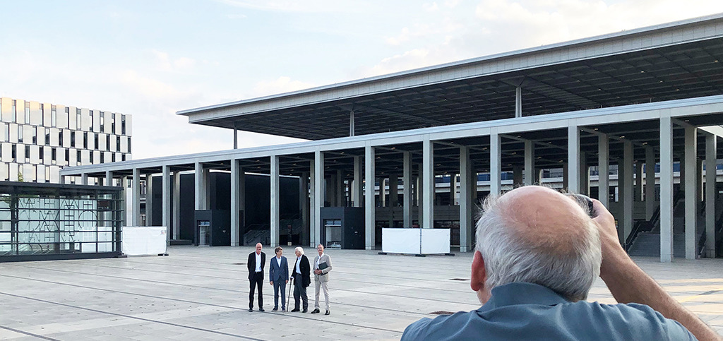 Mit Zuversicht vor der BER-Eröffnung (von links): Hajo Paap (gmp), Engelbert Lütke Daldrup (CEO BER), Meinhard von Gerkan, Hubert Nienhoff (gmp) (Bild: Ursula Baus)
