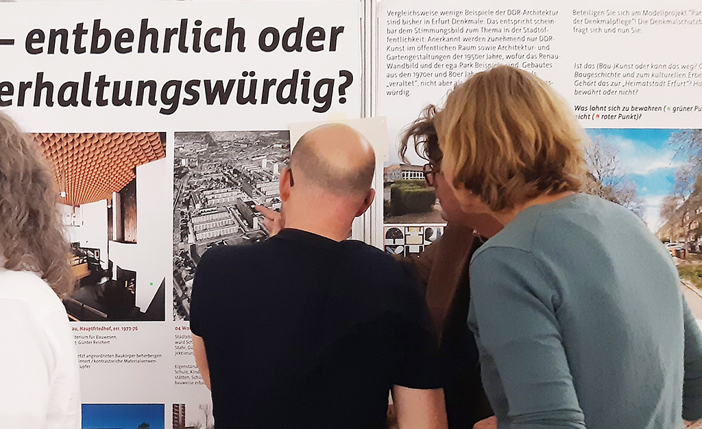 An der voting wall konnten Besucher den Wert von DDR-Architektur diskutieren und über Erhaltung oder Hinfälligkeit einzelner Objekte abstimmen. (Bild: Landeshauptstadt Erfurt/Dirk Urban)