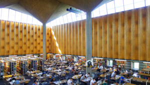 Lesesaal der Württembergischen Landesbibliothek von Horst Linde mit Peter Schenk (Bild: Ursula Baus)
