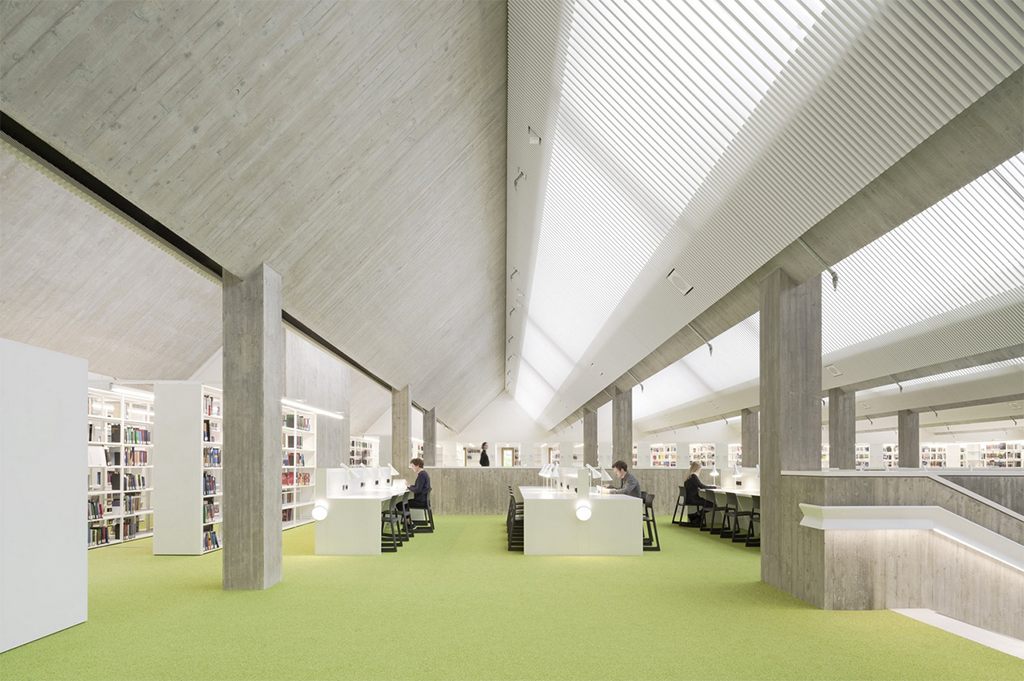 Leseplätze im Obergeschoss (Bild: LRO, Brigida Gonzàlez)