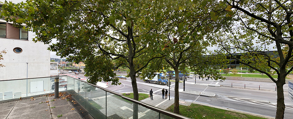 oben: Abrupt endet der oberhalb der B 14 angelegte Fußgängerweg vor der Bibliothekserweiterung an der Urbanstraße. Ganz neu ist der Fußgängerüberweg mit Ampeln. (Bild: Ursula Baus)