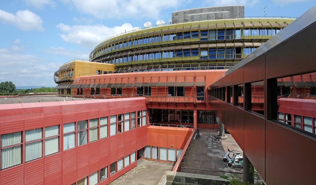 Mainz: ZDF-SendebetriebsgebäudeFoto: Maximilian Kürten / Die BetonistenVeröffentlichung honorarfrei gestattet im Rahmen einer Buchbesprechung des Buches:Die Betonisten (Hg.)MAINZ 1970 – 2000Das neue Selbstverständnis in der Architektur morisel Verlag, ISBN: 978-3-943915-69-3